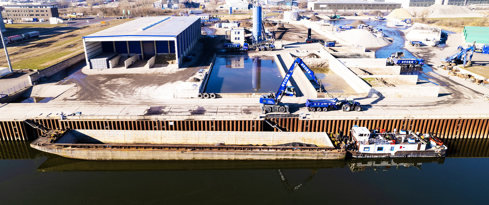 Umschlag eines Schiffes am Hafen von STORK